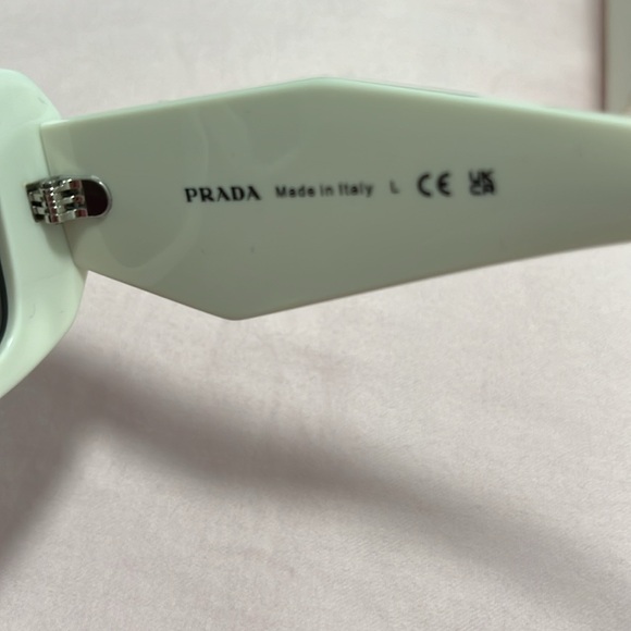 Prada Symbole sunglasses in white - Picture 4 of 16